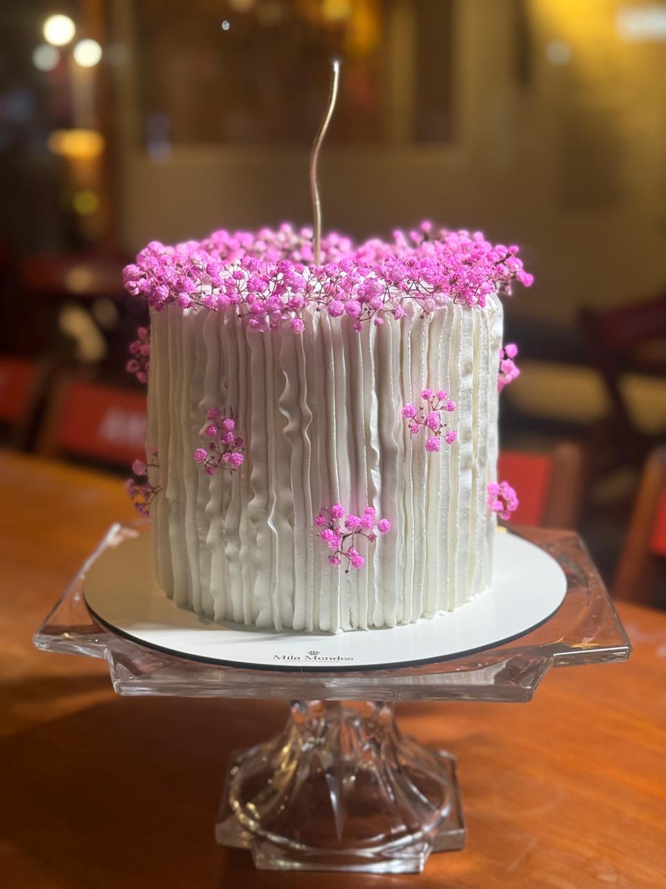 Bolo branco texturizado com flores de mosquitinho rosa