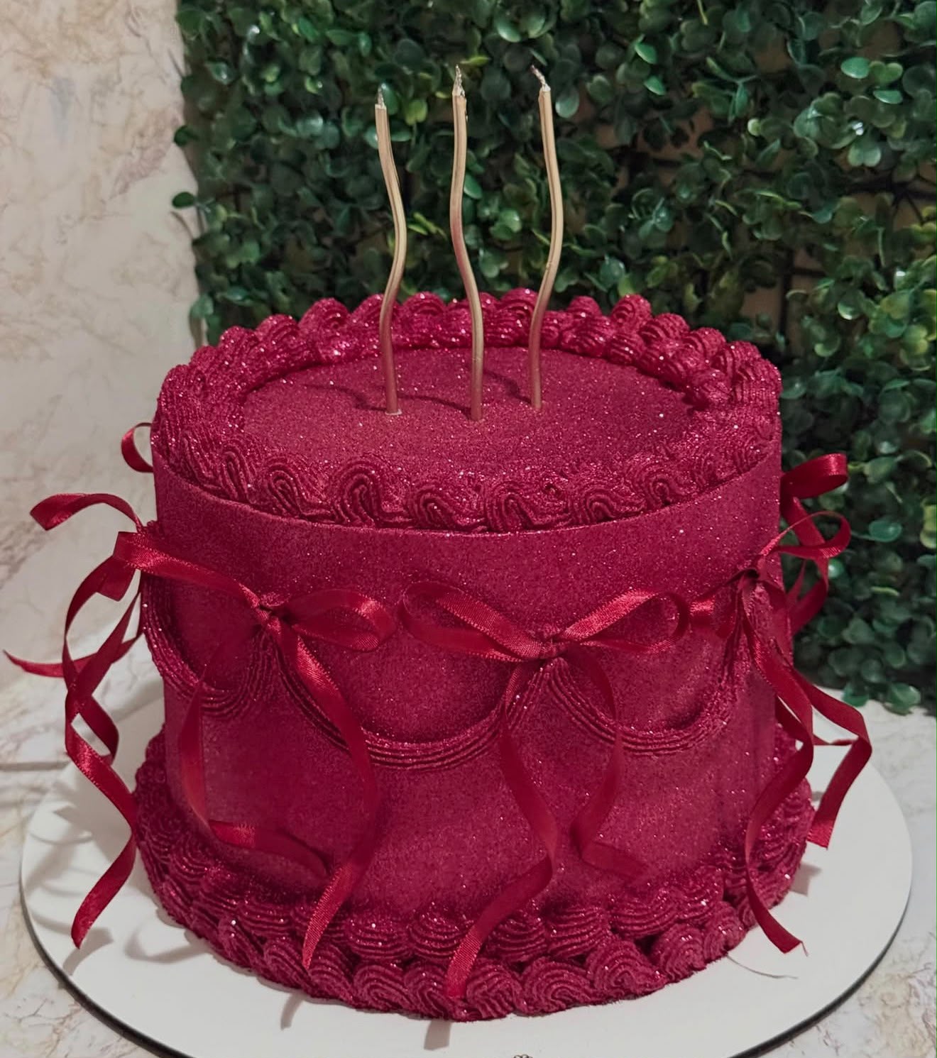 Bolo vermelho cintilante estilo vintage com fitas de cetim